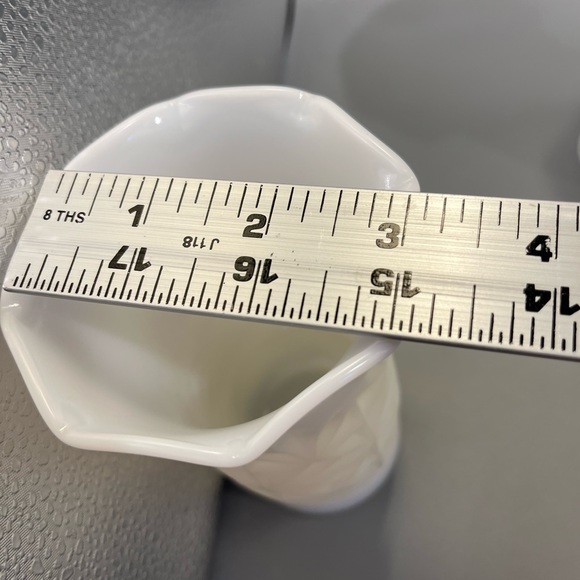 (2) matching Vintage Milk Glass Vases. Wonderful texture, scalloped rims. - Picture 6 of 8